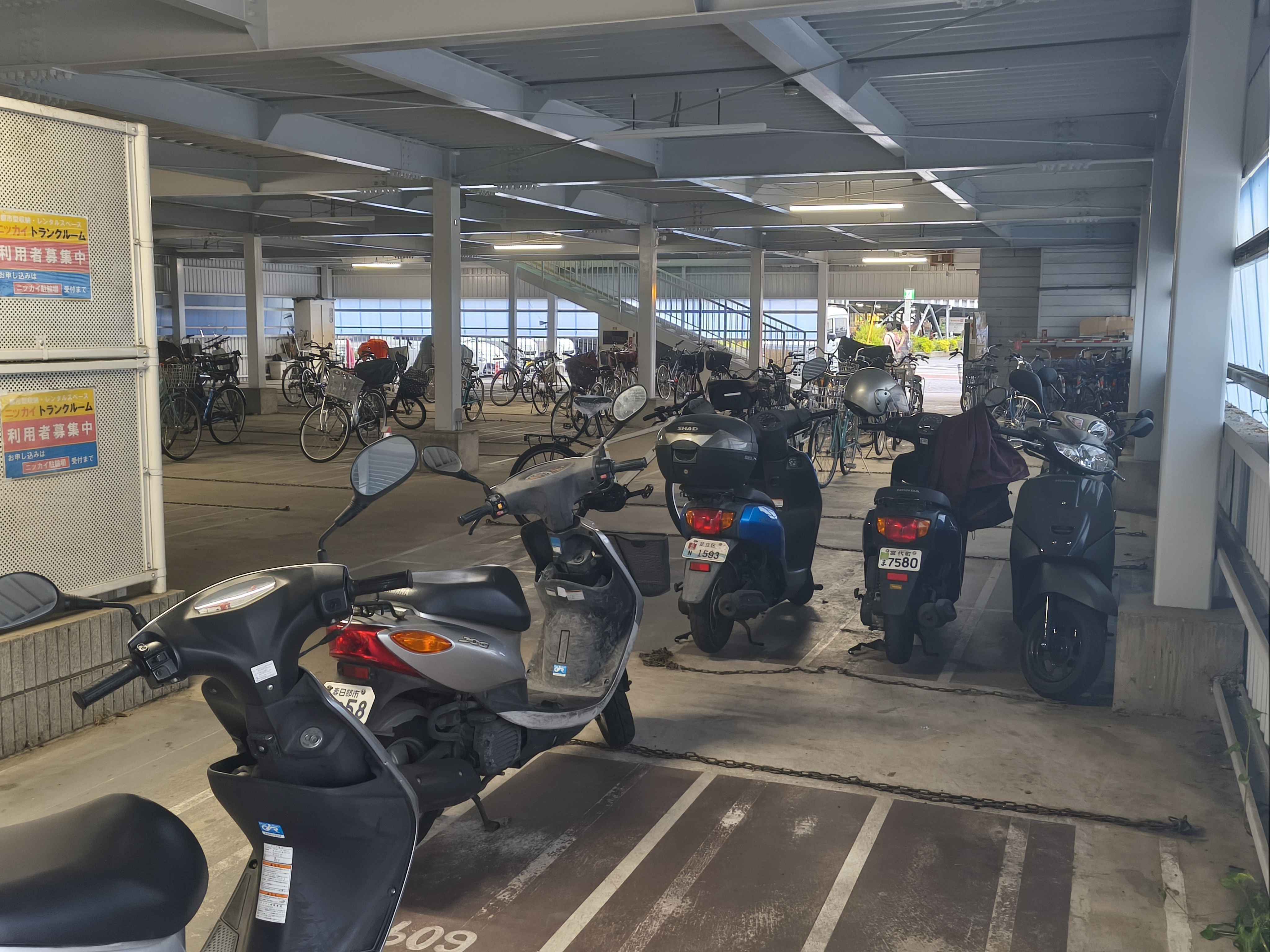1階 バイクエリア(昼)